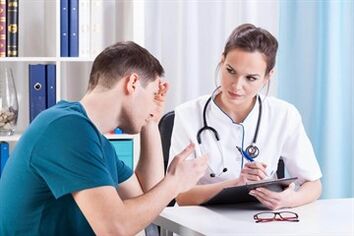 O urólogo prescribe o tratamento para a prostatite